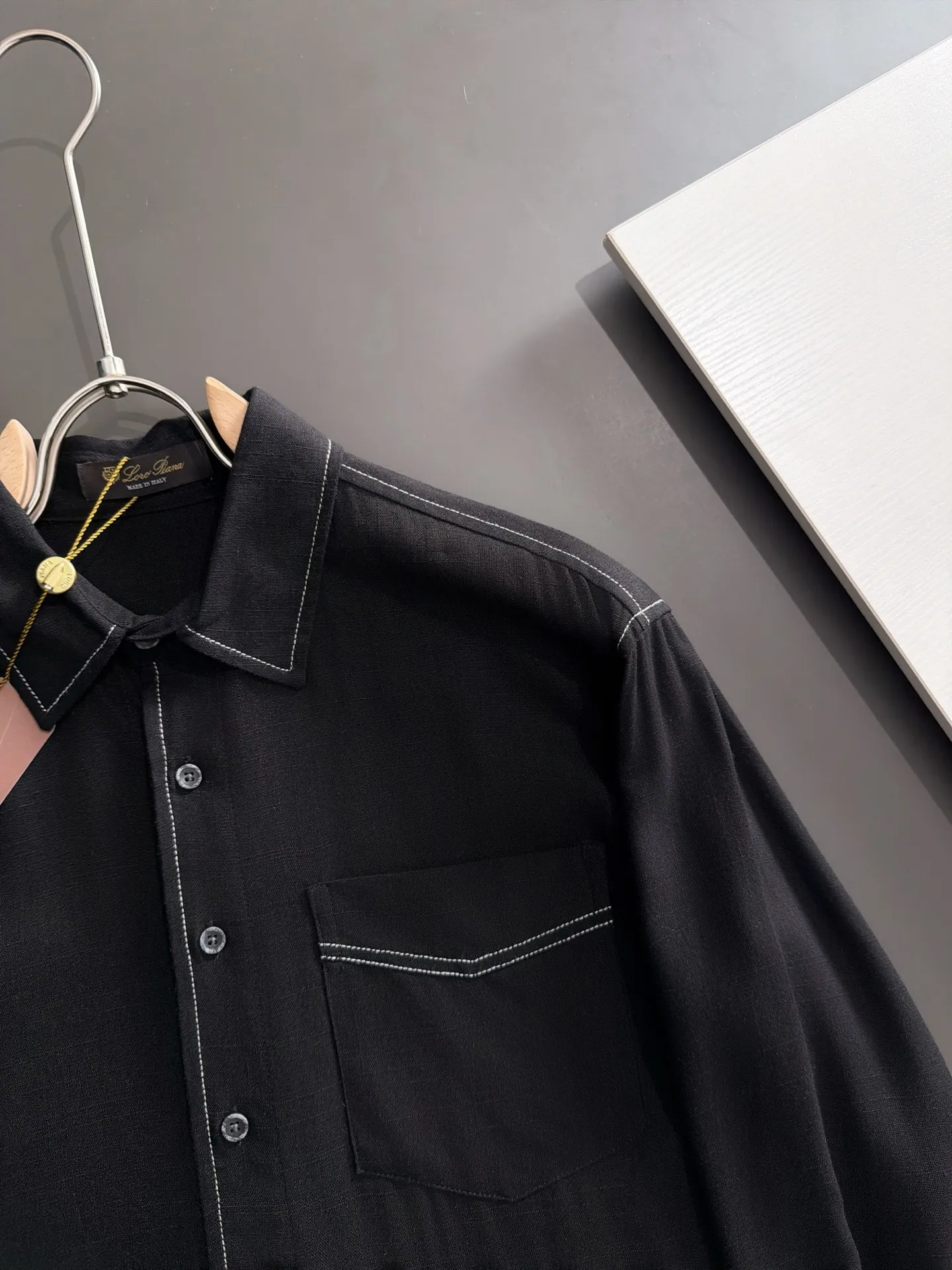 Next day shipment LP high quality Loro Piana 26ss autumn and winter New Arrival linen shirt set Made of one-on-one combed cotton yarn knitted linen fabrics, no pressure in and out of the counter Exclusive control of raw materials It feels substantial when weighed, and the upper body is more textured than ordinary T-shirts. This texture can cope with the weather easily and is suitable for both hot and cold! Loose fit design, looks noble. The only correct version is available Size: M to XXXL